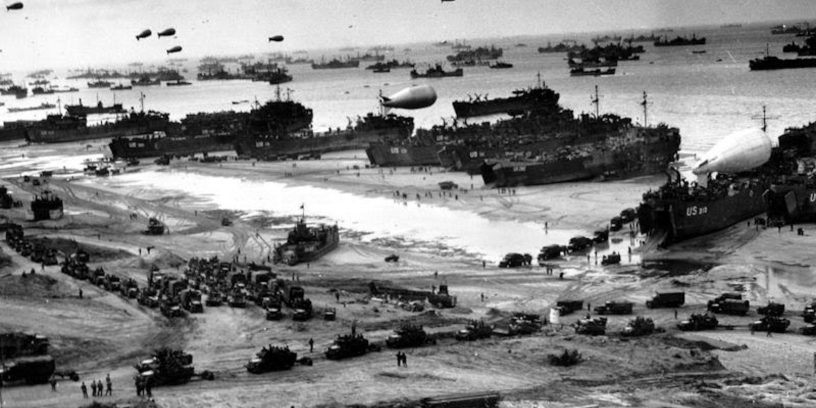 Após o sucesso do desembarque, a costa da Normandia se transforma em um enorme centro logístico, com milhares de tropas, veículos e suprimentos sendo descarregados para consolidar a cabeça-de-ponte e iniciar o avanço para o interior da França. Autor: U.S. National Archives.