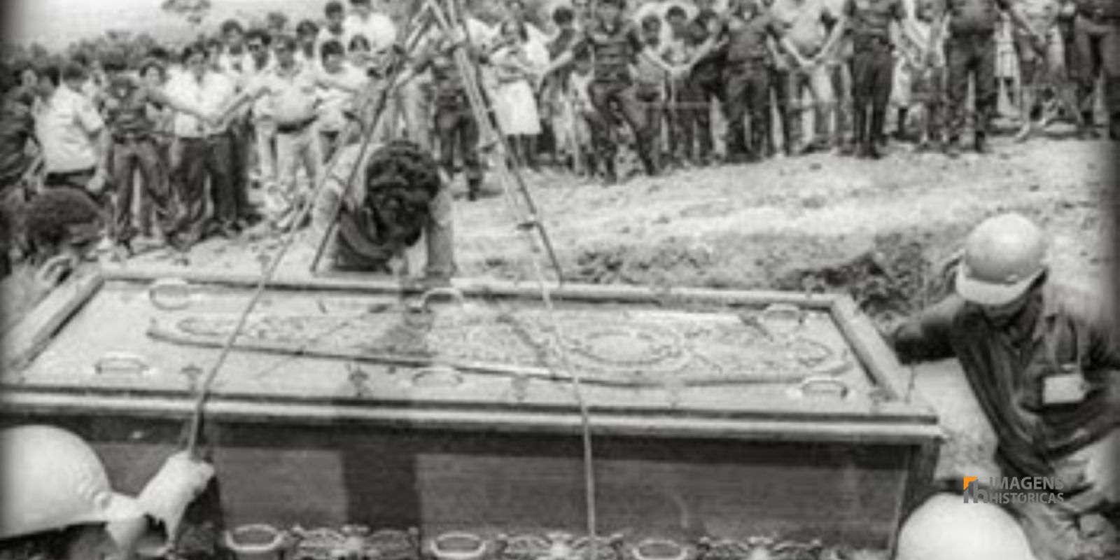 O caixão de chumbo de Leide das Neves Ferreira, lacrado com concreto para conter a radiação. O enterro da menina foi marcado por protestos e medo, refletindo o pânico que tomou conta da cidade.