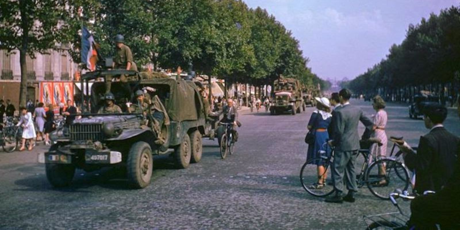 Um caminhão militar americano, com soldados e civis a bordo, desfila pela famosa avenida Champs-Élysées no dia da libertação de Paris. Um ciclista aproveita o momento para pegar uma carona, um detalhe charmoso que a cor torna ainda mais evidente. Frank Scherschel / LIFE Picture Collection.
