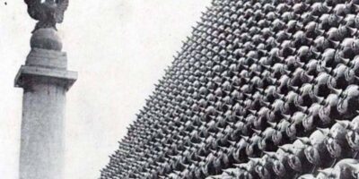 Após a derrota da Alemanha, capacetes alemães dispostos em forma de pirâmide sendo utilizados como decoração e troféu de vitória do fim da Primeira Guerra Mundial.