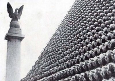 Após a derrota da Alemanha, capacetes alemães dispostos em forma de pirâmide sendo utilizados como decoração e troféu de vitória do fim da Primeira Guerra Mundial.