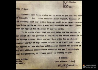 No dia 23 de julho de 1939, Mahatma Gandhi, um dos líderes mais proeminentes do movimento de independência indiano e um defensor fervoroso da não-violência, escreveu uma carta a Adolf Hitler.