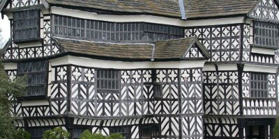 A casa projetada para William Moreton na região de Cheshire, Inglaterra, é um exemplo notável de arquitetura em estilo enxaimel ("half-timbered"). A construção histórica, datada de aproximadamente o século XVI, oferece uma visão fascinante da arquitetura tradicional inglesa e reflete o status social e econômico de seu proprietário.