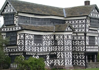 A casa projetada para William Moreton na região de Cheshire, Inglaterra, é um exemplo notável de arquitetura em estilo enxaimel ("half-timbered"). A construção histórica, datada de aproximadamente o século XVI, oferece uma visão fascinante da arquitetura tradicional inglesa e reflete o status social e econômico de seu proprietário.