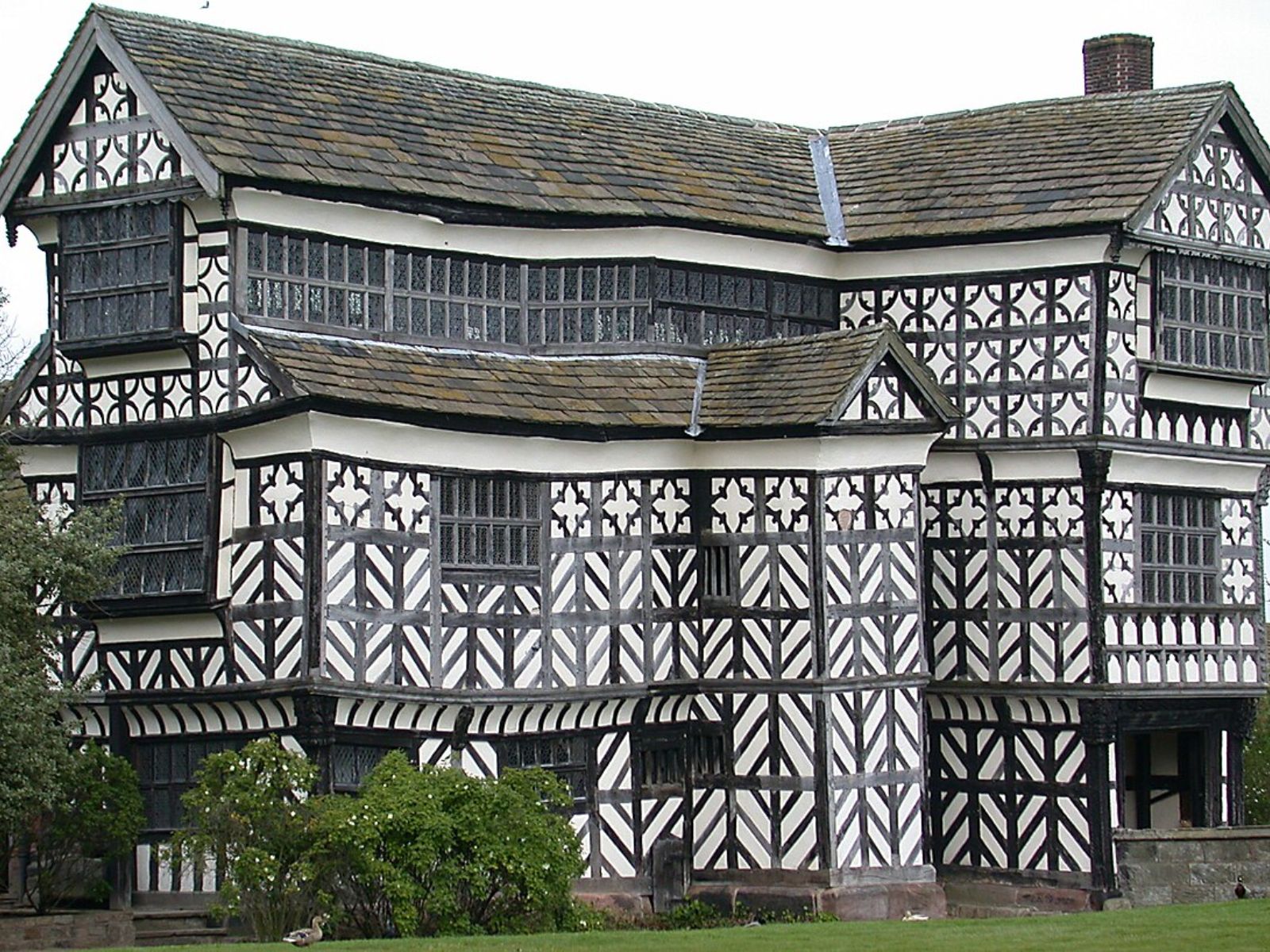 A casa projetada para William Moreton na região de Cheshire, Inglaterra, é um exemplo notável de arquitetura em estilo enxaimel ("half-timbered"). A construção histórica, datada de aproximadamente o século XVI, oferece uma visão fascinante da arquitetura tradicional inglesa e reflete o status social e econômico de seu proprietário.