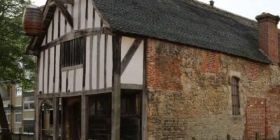 A casa construída por John Fortin no século XIII, também conhecida como "Casa do Comerciante", é uma das mais antigas construções ainda existentes em Southampton, Inglaterra. A casa é uma importante relíquia da arquitetura medieval. Em uma cidade que evoluiu significativamente desde a Idade Média, essa casa representa uma conexão valiosa com o passado.