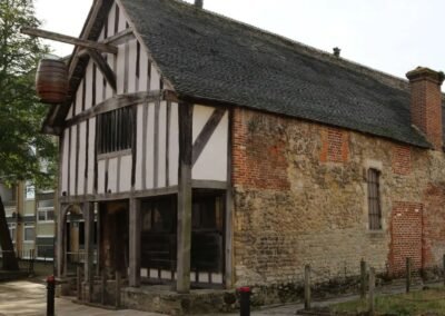 A casa construída por John Fortin no século XIII, também conhecida como "Casa do Comerciante", é uma das mais antigas construções ainda existentes em Southampton, Inglaterra. A casa é uma importante relíquia da arquitetura medieval. Em uma cidade que evoluiu significativamente desde a Idade Média, essa casa representa uma conexão valiosa com o passado.