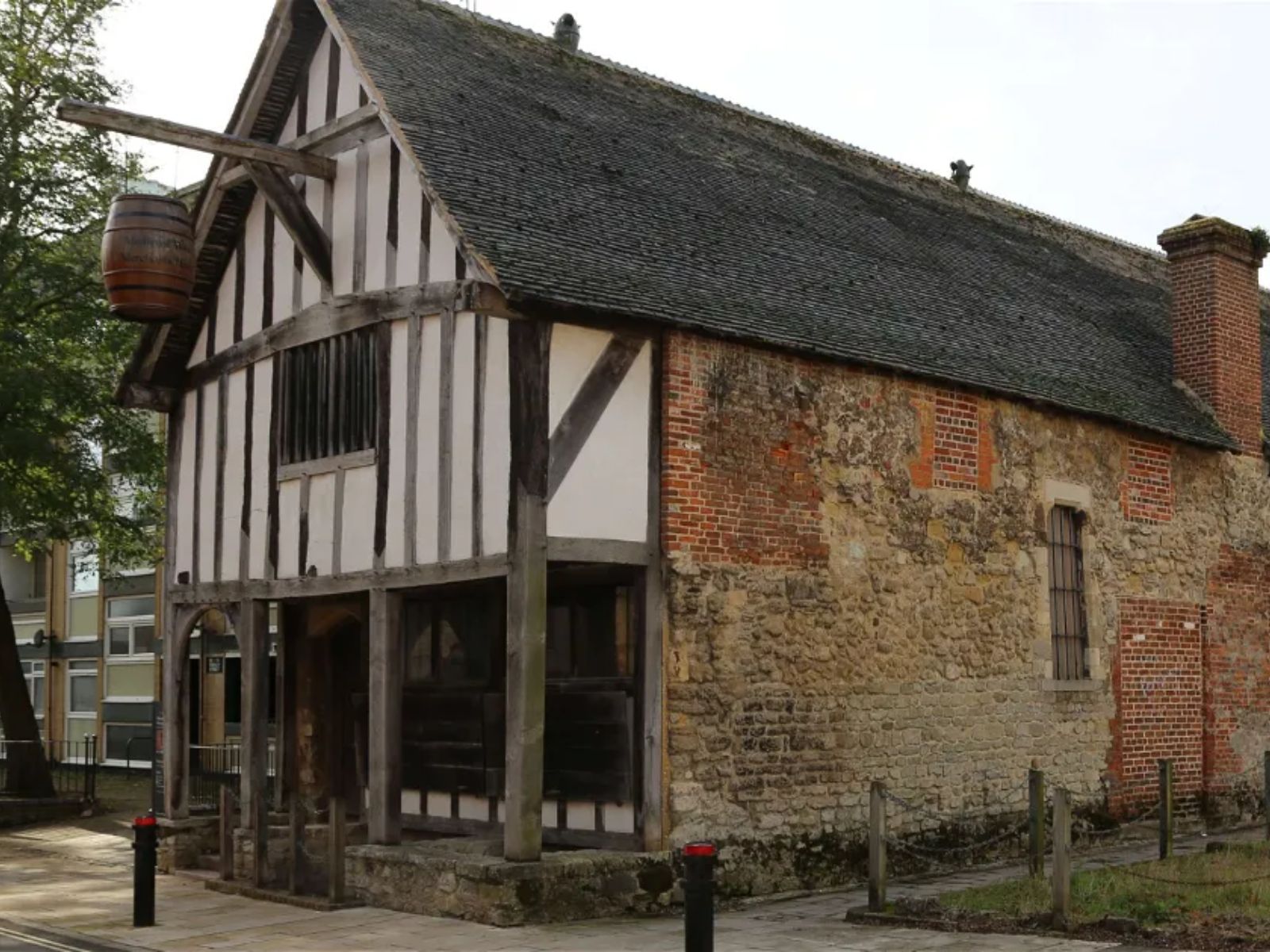 A casa construída por John Fortin no século XIII, também conhecida como "Casa do Comerciante", é uma das mais antigas construções ainda existentes em Southampton, Inglaterra. A casa é uma importante relíquia da arquitetura medieval. Em uma cidade que evoluiu significativamente desde a Idade Média, essa casa representa uma conexão valiosa com o passado.