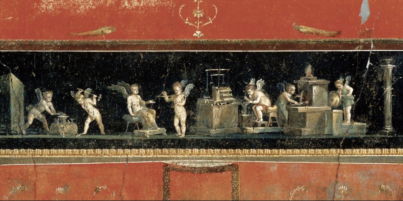 Afresco detalhado na Casa dos Vettii retrata cupidos trabalhando em diversas atividades. Este tipo de cena era popular na decoração romana, misturando mitologia com cenas do cotidiano. As cores vermelho e preto contrastam com detalhes dourados nas figuras. Fonte: Smarthistory / Domínio Público