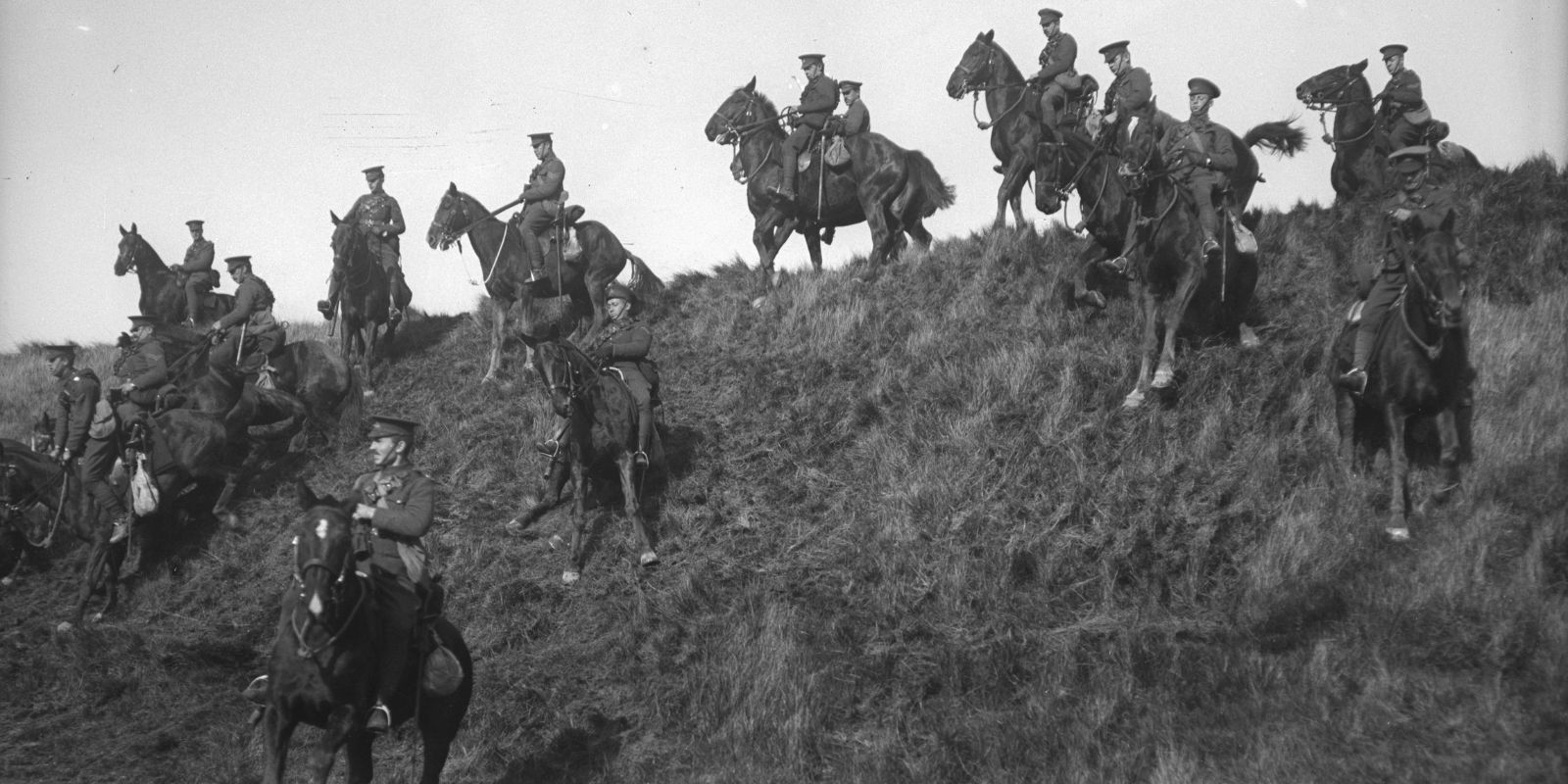 Tropas de cavalaria britânicas em uma colina durante os estágios iniciais da Primeira Guerra Mundial. Antes da guerra de trincheiras se instalar, a cavalaria ainda era usada para reconhecimento e ataques rápidos.