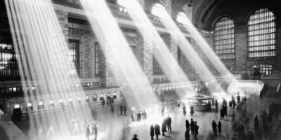 Inundação de luz solar pelas janelas do salão principal abobadado da Grand Central Terminal (Grande Terminal Central) de Nova York, ca. 1935-1941.
