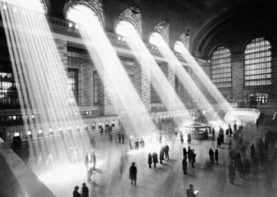 Inundação de luz solar pelas janelas do salão principal abobadado da Grand Central Terminal (Grande Terminal Central) de Nova York, ca. 1935-1941.