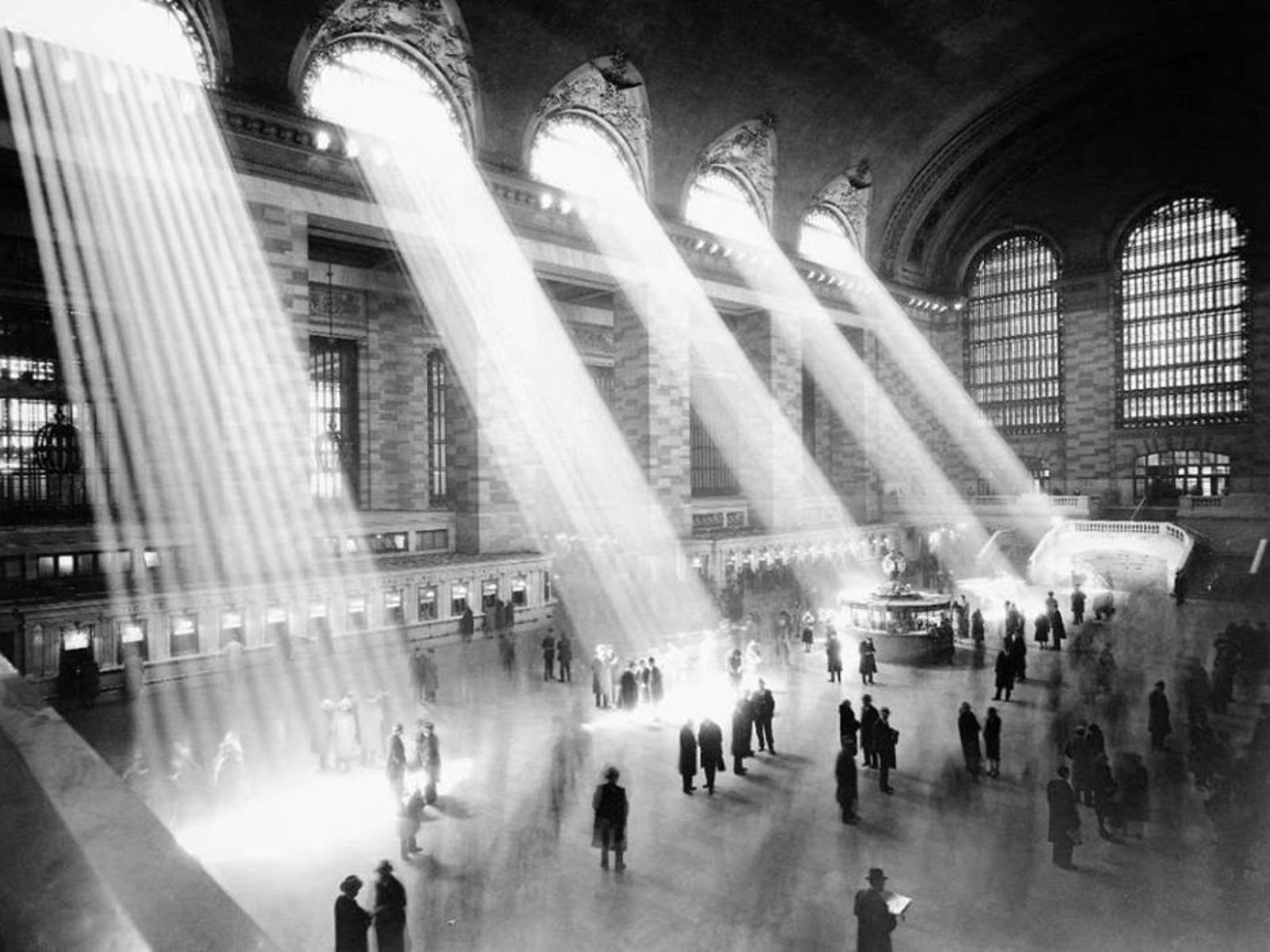 Inundação de luz solar pelas janelas do salão principal abobadado da Grand Central Terminal (Grande Terminal Central) de Nova York, ca. 1935-1941. Inundação de luz solar pelas janelas do salão principal abobadado da Grand Central Terminal (Grande Terminal Central) de Nova York, ca. 1935-1941.