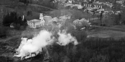 Centralia é uma cidade localizada no condado de Columbia, na Pensilvânia, Estados Unidos, que ganhou notoriedade devido a um incêndio subterrâneo de carvão que tem ardido sob a cidade desde 1962. O incêndio, que começou em uma mina de carvão abandonada, transformou Centralia de uma pequena e próspera cidade mineira em uma cidade fantasma, praticamente desabitada.