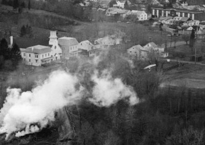 Centralia é uma cidade localizada no condado de Columbia, na Pensilvânia, Estados Unidos, que ganhou notoriedade devido a um incêndio subterrâneo de carvão que tem ardido sob a cidade desde 1962. O incêndio, que começou em uma mina de carvão abandonada, transformou Centralia de uma pequena e próspera cidade mineira em uma cidade fantasma, praticamente desabitada.