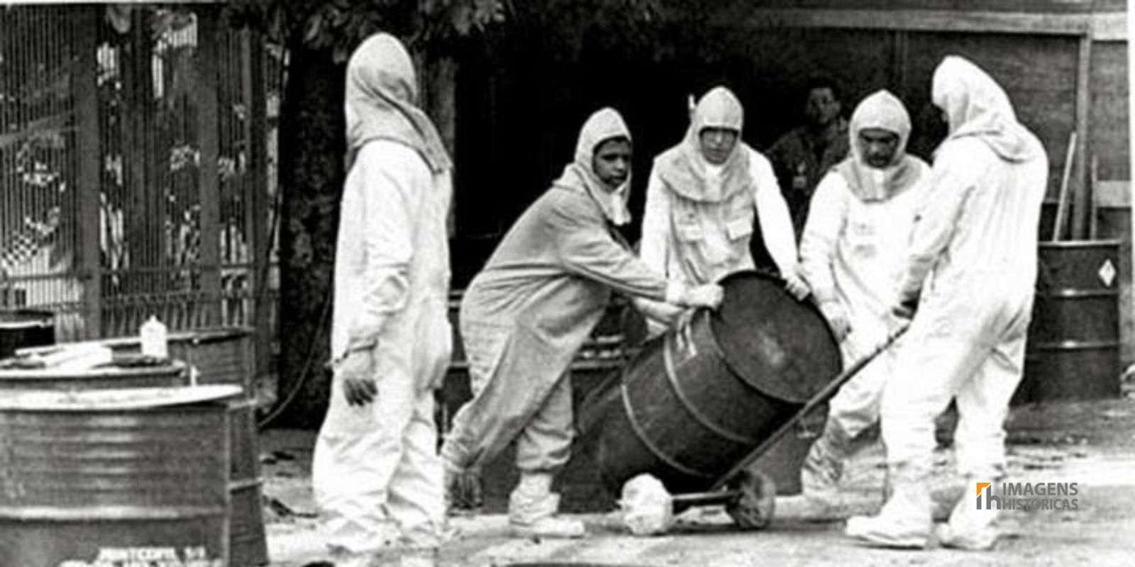Equipes de descontaminação em trajes de proteção removem solo e detritos contaminados com Césio-137 em Goiânia, 1987. A operação de limpeza foi massiva, envolvendo a demolição de casas e a remoção de toneladas de material. Equipes de descontaminação em trajes de proteção removem solo e detritos contaminados com Césio-137 em Goiânia, 1987. A operação de limpeza foi massiva, envolvendo a demolição de casas e a remoção de toneladas de material.