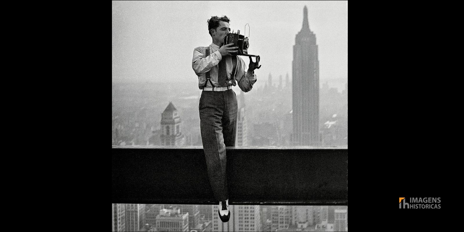 O fotógrafo Charles C. Ebbets, um dos possíveis autores de "Lunch atop a Skyscraper", em ação durante a documentação da construção de arranha-céus em Nova York. Sua coragem e habilidade foram essenciais para capturar momentos históricos como este. Fonte: Messy Nessy Chic.