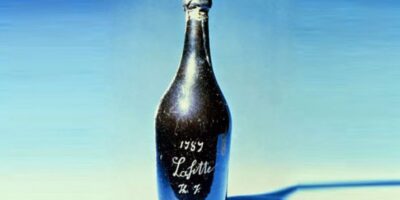 O Chateau Lafite Rothschild de 1787 é um dos vinhos mais icônicos e historicamente significativos do mundo, conhecido não apenas por sua origem em uma das vinícolas mais prestigiadas de Bordeaux, mas também por sua associação com Thomas Jefferson, terceiro presidente dos Estados Unidos e um dos primeiros colecionadores e entusiastas de vinhos finos na América.