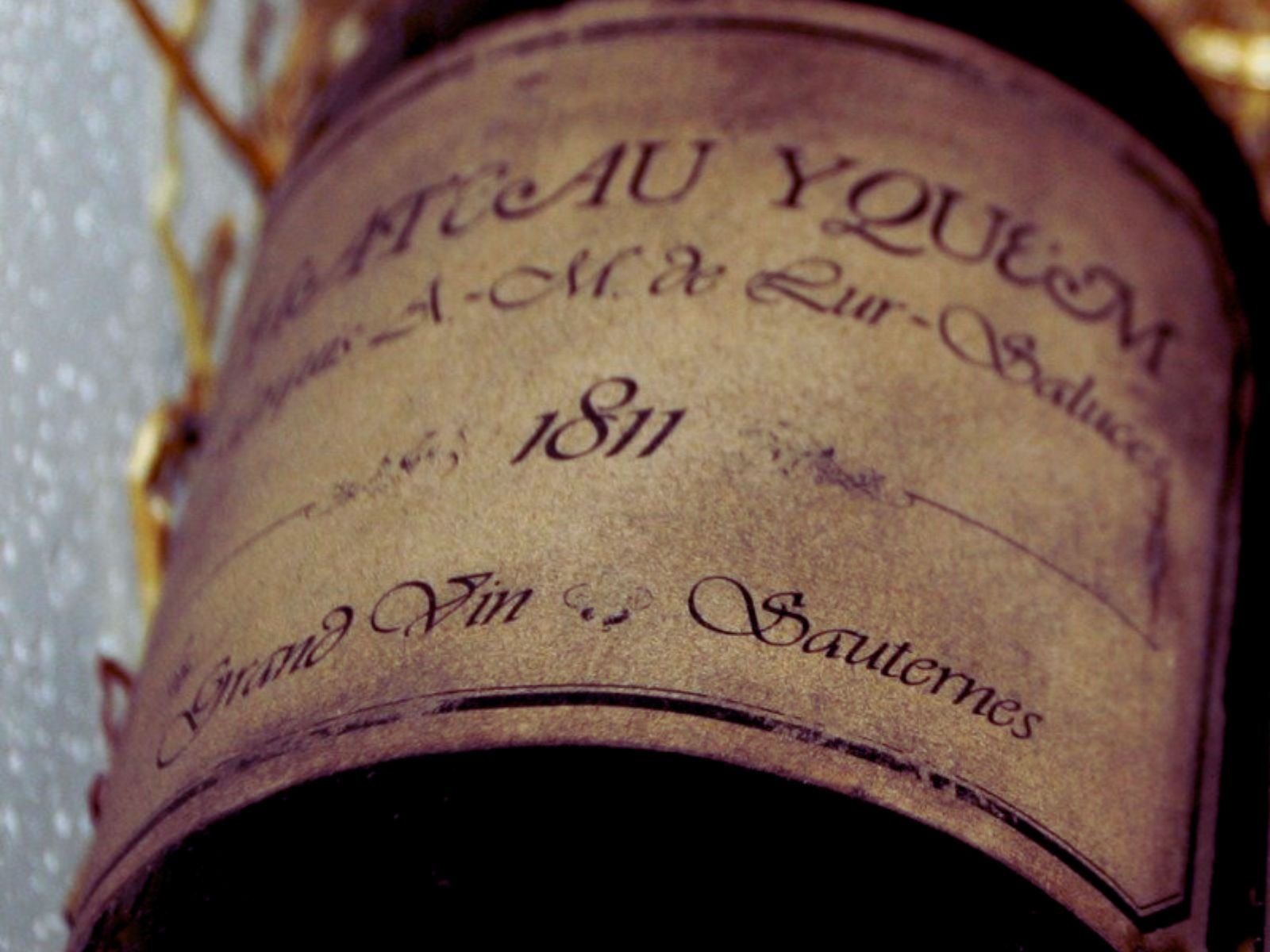 O Chateau d’Yquem 1811 é um dos vinhos de sobremesa mais valorizados do mundo, proveniente do famoso Chateau d’Yquem, na região de Sauternes, França. O ano de 1811 é conhecido como uma "safra do cometa", devido à passagem do Grande Cometa de 1811, que se acredita ter influenciado positivamente a qualidade das colheitas.