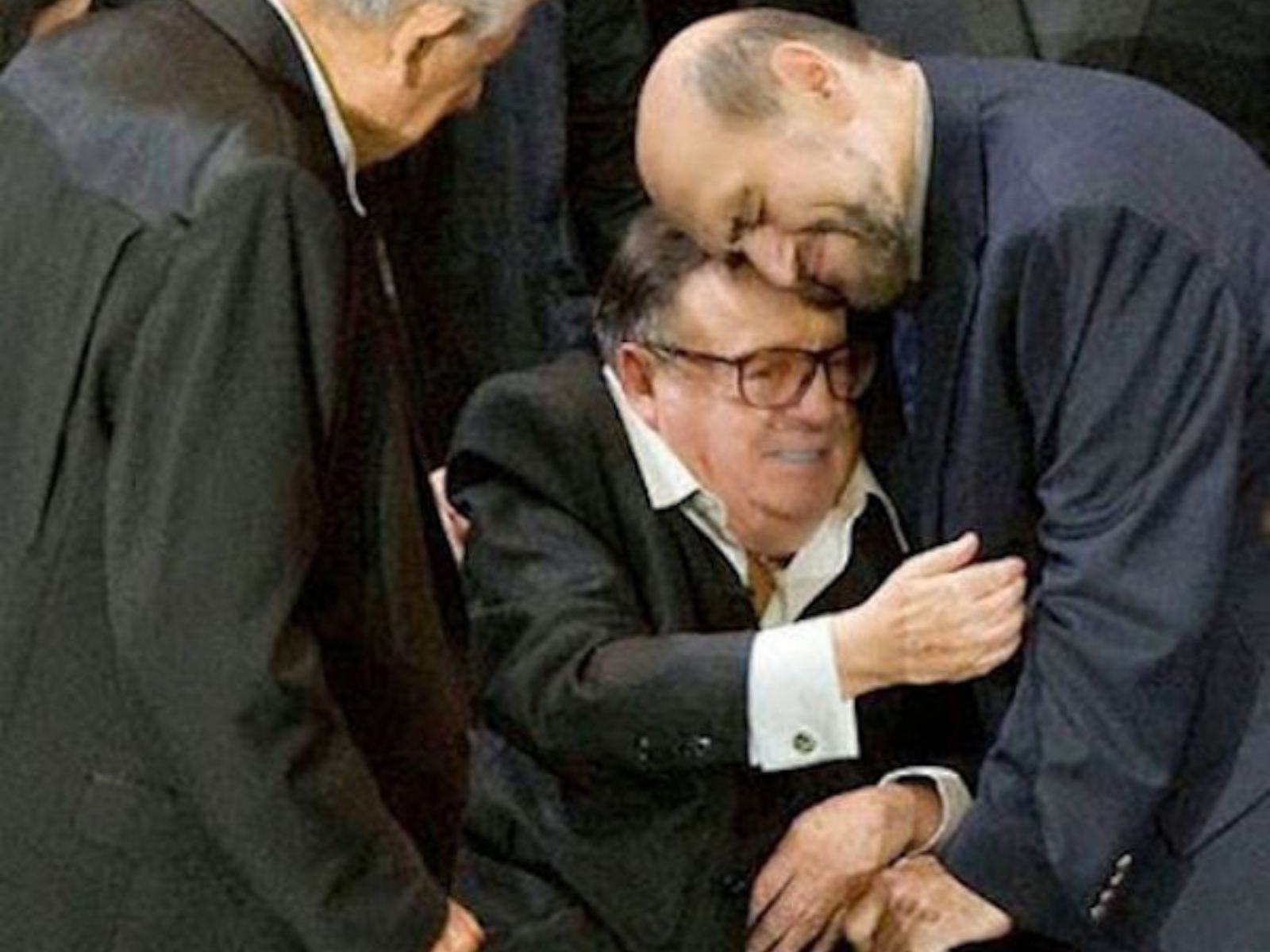 Em março de 2012, Edgar Vivar, conhecido pelo papel de “Seu Barriga”, reencontrou Roberto Gómez Bolaños, o icônico “Chaves”, durante o evento “America Celebra a Chespirito”. Em março de 2012, Edgar Vivar, conhecido pelo papel de "Seu Barriga", reencontrou Roberto Gómez Bolaños, o icônico "Chaves", durante o evento "America Celebra a Chespirito".