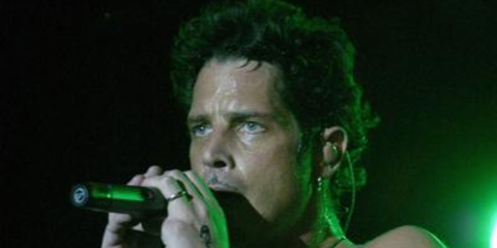 O vocalista Chris Cornell durante a histórica apresentação do Audioslave em Havana. Com sua voz potente, ele liderou um show de 2,5 horas que se tornou um símbolo de união cultural entre Cuba e os Estados Unidos.