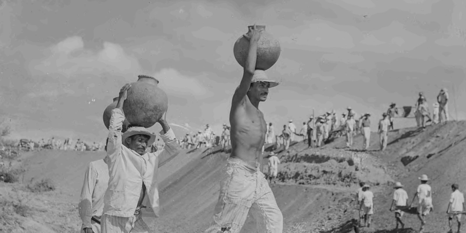 Trabalhadores se mobilizam na construção de um açude no Nordeste.
