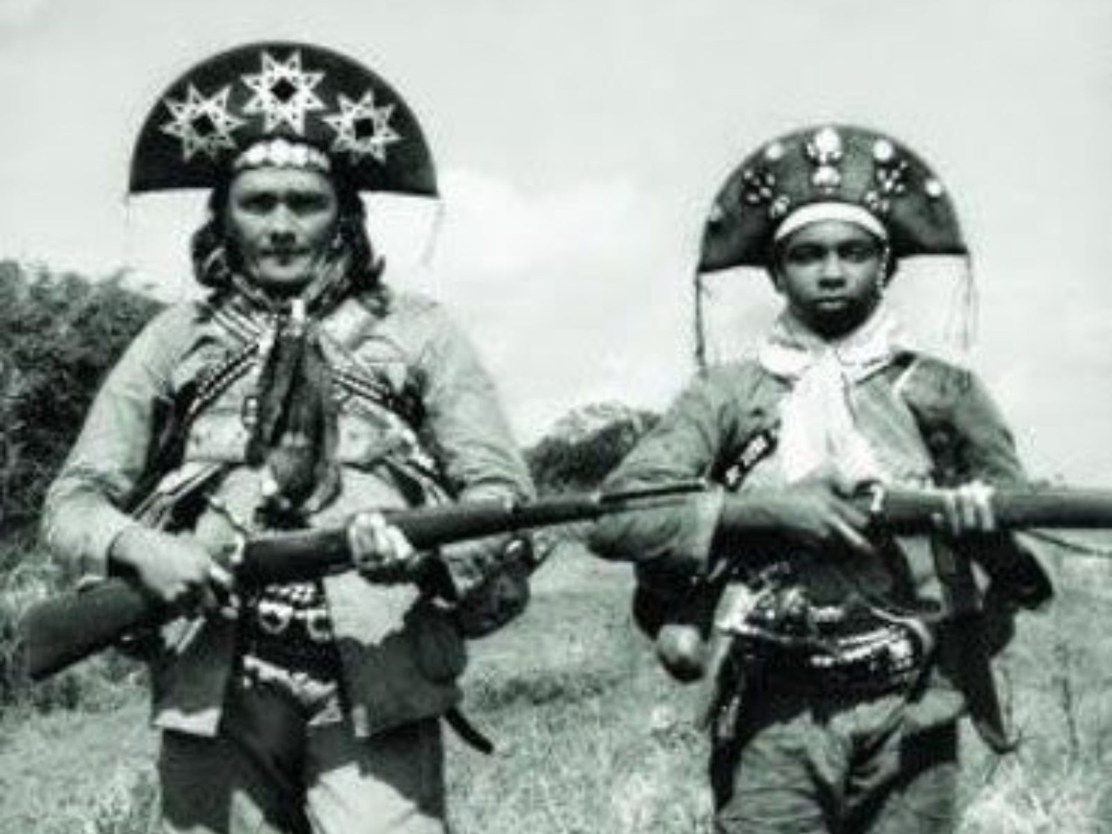 José Alves de Matos, mais conhecido como “25”, é uma figura histórica notável por ter sido o último sobrevivente do bando de Lampião, o mais famoso líder cangaceiro do Brasil. Corisco a esquerda e 25 à direita. José Alves de Matos, mais conhecido como "25", é uma figura histórica notável por ter sido o último sobrevivente do bando de Lampião, o mais famoso líder cangaceiro do Brasil. Corisco a esquerda e 25 à direita.