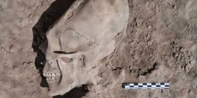 A descoberta dos crânios alongados em Onavas, México, em 2012, oferece insights valiosos sobre as práticas culturais e sociais das antigas civilizações mesoamericanas.