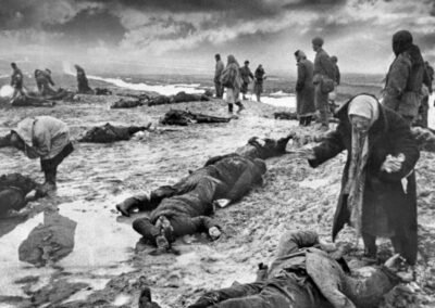 Em janeiro de 1942, o fotógrafo soviético Dmitri Baltermants capturou uma imagem devastadora perto de Kerch, na Crimeia, mostrando pessoas chorando ao lado de corpos de seus entes queridos no chão.