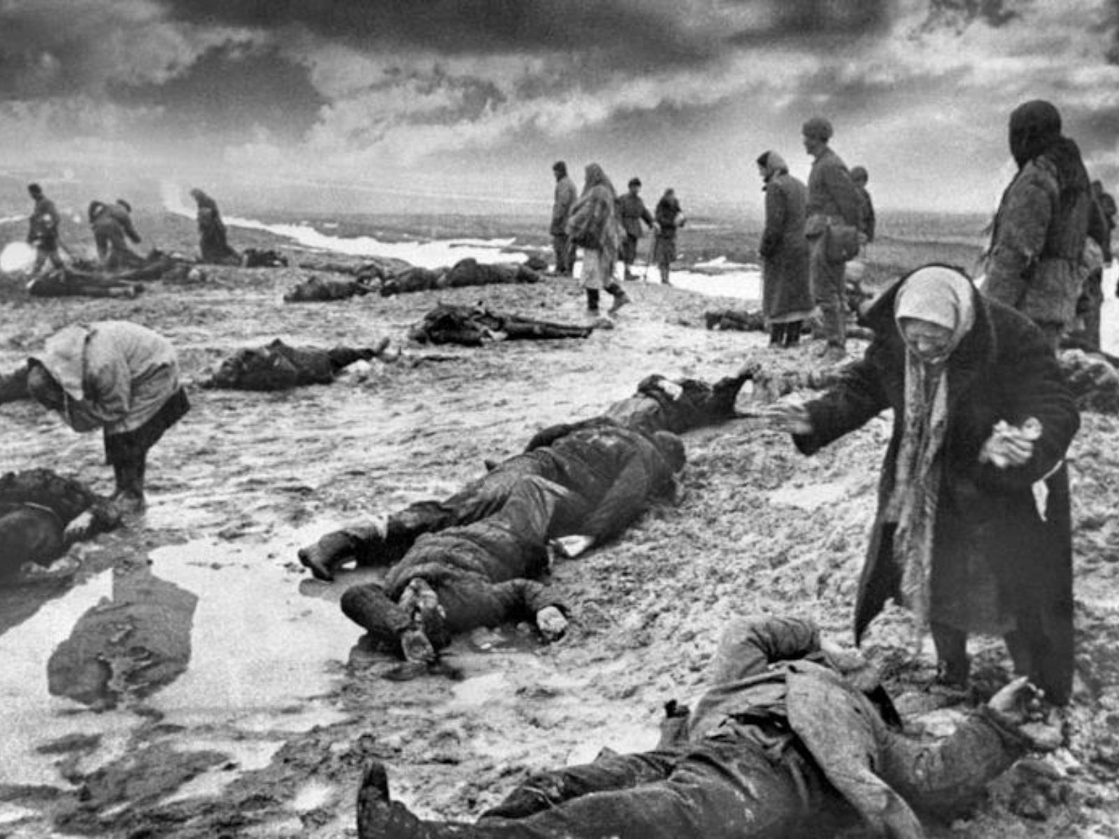 Em janeiro de 1942, o fotógrafo soviético Dmitri Baltermants capturou uma imagem devastadora perto de Kerch, na Crimeia, mostrando pessoas chorando ao lado de corpos de seus entes queridos no chão.