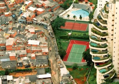 Em 2003, o fotógrafo Tuca Vieira capturou uma imagem que se tornou emblemática da desigualdade social em São Paulo. A foto mostra um luxuoso condomínio no bairro Morumbi contrastando diretamente com a comunidade Paraisópolis.