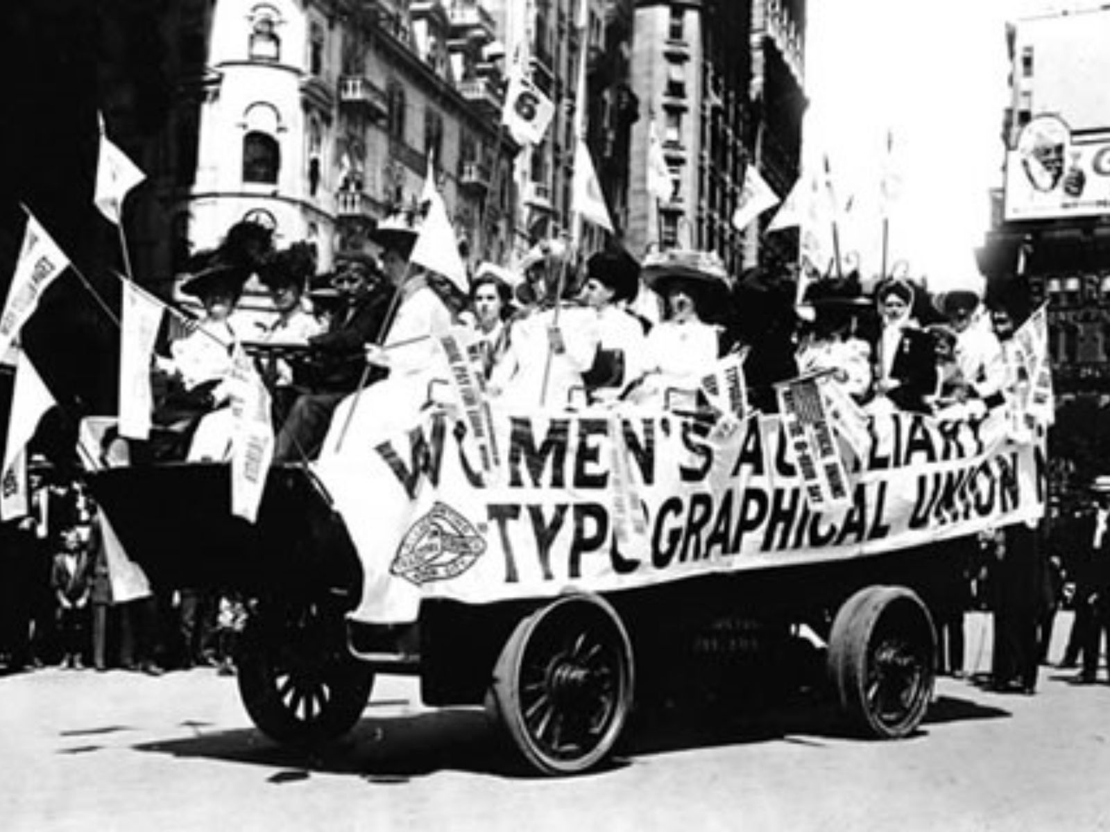 O Dia Internacional do Trabalho, celebrado em 1º de maio, é uma data significativa que homenageia a luta dos trabalhadores e suas conquistas. A celebração possui raízes profundas na história do movimento operário e nas lutas por melhores condições de trabalho. O contexto da criação desse dia reflete um período de intenso ativismo social e político, marcado por movimentos sindicais e reformas laborais.