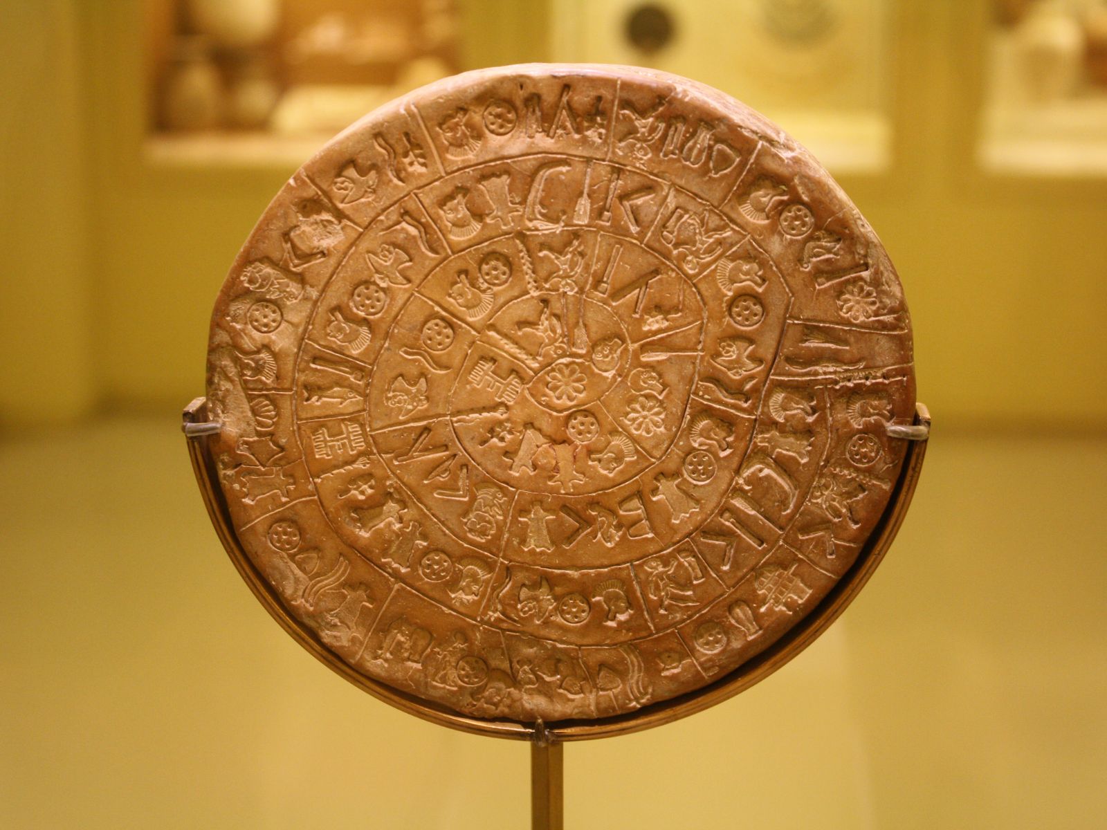 O Disco de Phaistos é um dos artefatos arqueológicos mais enigmáticos e estudados da história, datado aproximadamente do século XVII a.C. Descoberto em 1908 no palácio minoico de Phaistos, na ilha de Creta, o disco é uma peça única, composta de argila, com um diâmetro de cerca de 15 centímetros, e coberto com símbolos impressos em espiral em ambos os lados. A sua função, origem e o significado dos símbolos permanecem desconhecidos, tornando-o um dos maiores mistérios da arqueologia.