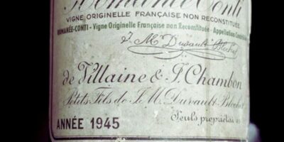 O Domaine de la Romanée-Conti 1945 é amplamente reconhecido como um dos vinhos mais raros, reverenciados e valiosos do mundo. Proveniente da pequena, mas extremamente prestigiada vinícola Domaine de la Romanée-Conti (DRC), localizada na Borgonha, França, o vinho de 1945 é cercado por uma aura de excelência e misticismo, sendo considerado um verdadeiro ícone da vinificação.