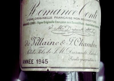 O Domaine de la Romanée-Conti 1945 é amplamente reconhecido como um dos vinhos mais raros, reverenciados e valiosos do mundo. Proveniente da pequena, mas extremamente prestigiada vinícola Domaine de la Romanée-Conti (DRC), localizada na Borgonha, França, o vinho de 1945 é cercado por uma aura de excelência e misticismo, sendo considerado um verdadeiro ícone da vinificação.