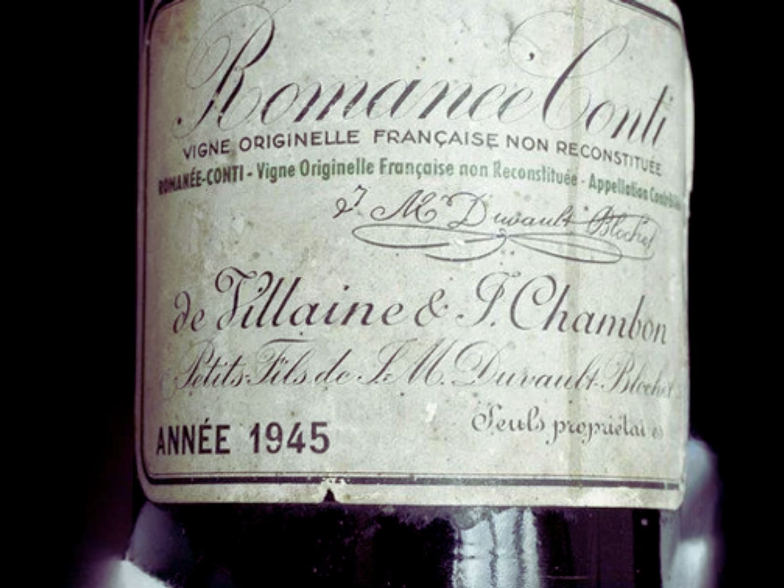 O Domaine de la Romanée-Conti 1945 é amplamente reconhecido como um dos vinhos mais raros, reverenciados e valiosos do mundo. Proveniente da pequena, mas extremamente prestigiada vinícola Domaine de la Romanée-Conti (DRC), localizada na Borgonha, França, o vinho de 1945 é cercado por uma aura de excelência e misticismo, sendo considerado um verdadeiro ícone da vinificação.