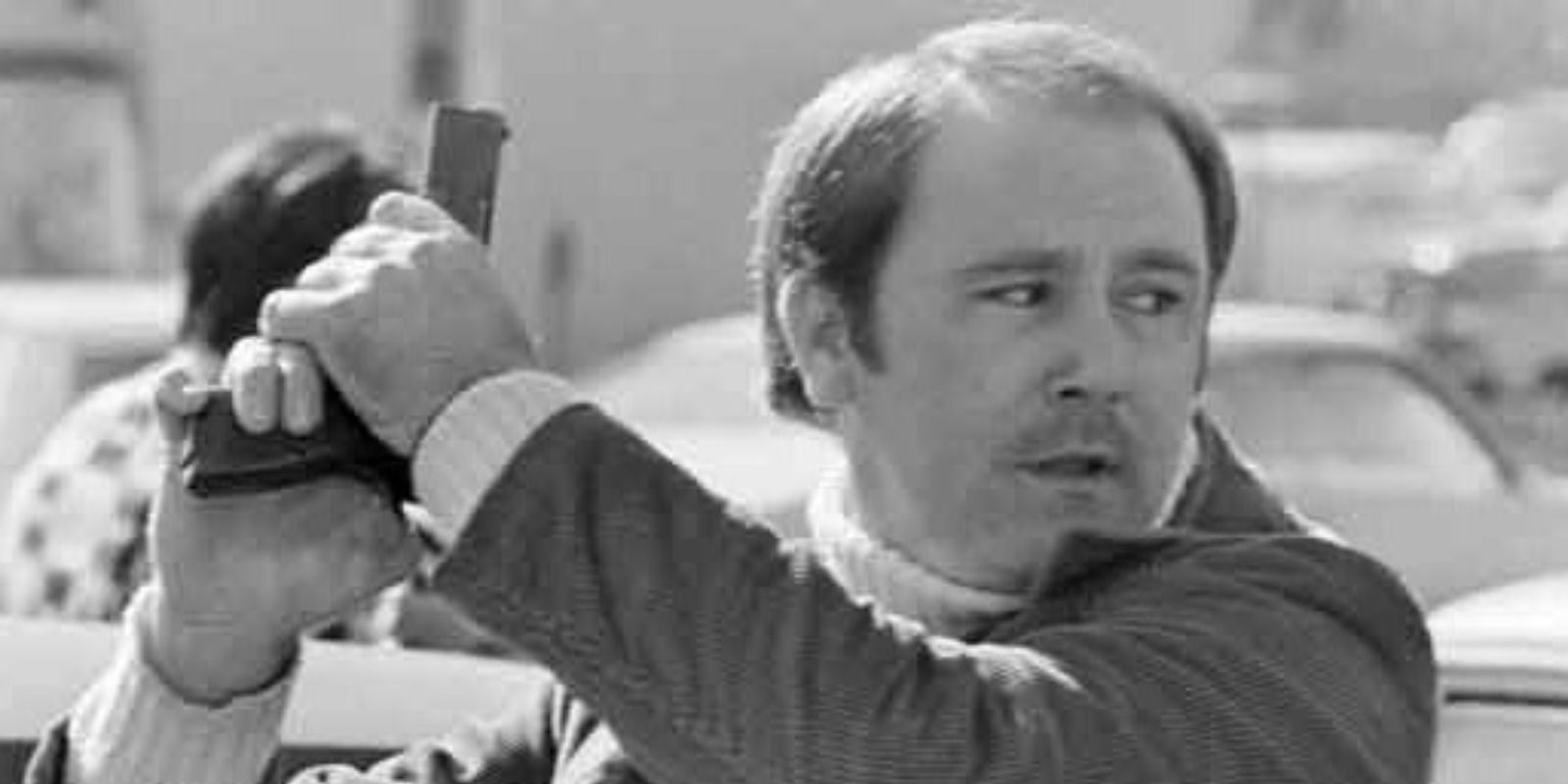 Imagem do segurança que efetuou o disparo fatal durante o "Fatídico Drama Hollywoodiano". A fotografia de Anthony K. Roberts captura o momento crucial da intervenção que encerrou a agressão. Fonte: Anthony K. Roberts.