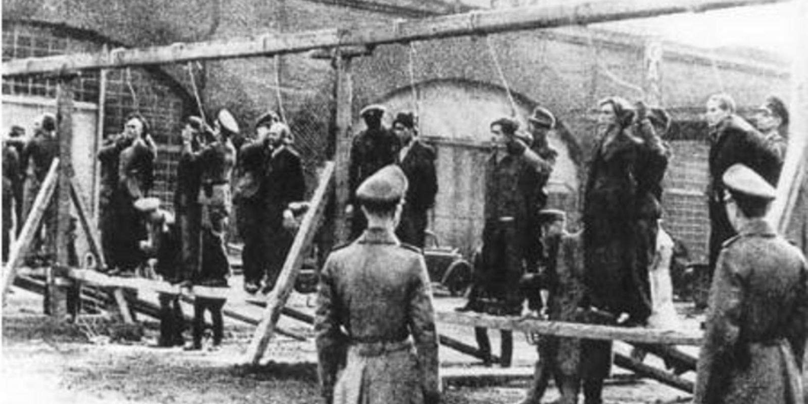 Um dos episódios mais conhecidos da repressão aconteceu em novembro de 1944, quando treze membros dos Edelweiss Piraten, incluindo Barthel Schink, um líder de apenas 16 anos, foram enforcados em Colônia. A execução desses jovens foi realizada de maneira pública para intimidar outros que pudessem considerar seguir o mesmo caminho de rebeldia.