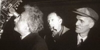 Em 1931, um encontro histórico reuniu três das mentes mais brilhantes da ciência: Albert Einstein, Edwin Hubble e Milton Humason, com a presença de Walter Adams, no Observatório Mount Wilson na Califórnia.