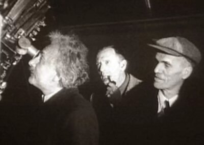 Em 1931, um encontro histórico reuniu três das mentes mais brilhantes da ciência: Albert Einstein, Edwin Hubble e Milton Humason, com a presença de Walter Adams, no Observatório Mount Wilson na Califórnia.