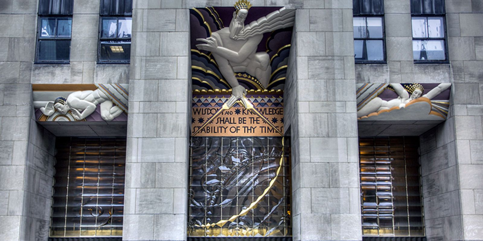 Detalhe de uma das entradas Art Deco do Rockefeller Center, exibindo a rica ornamentação e o design característico da época. A arquitetura do complexo é um testemunho da elegância e do otimismo da era Art Deco, mesmo em meio à Grande Depressão. Fonte: Smarthistory