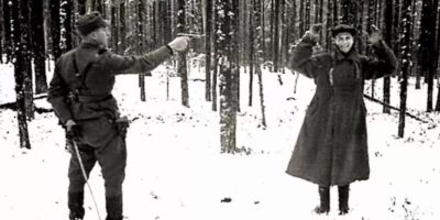 Este é o momento icônico em que o espião soviético desconhecido esboça seu último sorriso, um gesto de desafio e resiliência diante da morte iminente. A imagem, tirada em Rukajärvi, Finlândia, em 1942, tornou-se um símbolo da coragem individual em tempos de guerra.