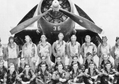 A tripulação da Esquadrilha 19 posa para uma foto em frente a um de seus torpedeiros Grumman Avenger. Liderados pelo experiente tenente Charles Taylor, os 14 tripulantes eram jovens e entusiasmados, prontos para servir seu país. Mal sabiam eles que seu voo de treinamento se tornaria uma das maiores tragédias da aviação. Fonte: Naval History and Heritage Command.