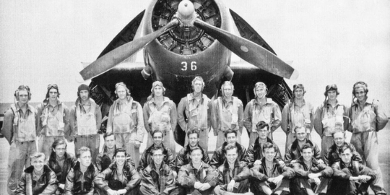 A tripulação da Esquadrilha 19 posa para uma foto em frente a um de seus torpedeiros Grumman Avenger. Liderados pelo experiente tenente Charles Taylor, os 14 tripulantes eram jovens e entusiasmados, prontos para servir seu país. Mal sabiam eles que seu voo de treinamento se tornaria uma das maiores tragédias da aviação. Fonte: Naval History and Heritage Command.