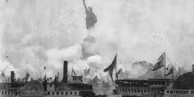 A inauguração da Estátua da Liberdade em 28 de outubro de 1886 é um marco significativo na história dos Estados Unidos e do mundo. A estátua, situada na Liberty Island, na entrada do porto de Nova York, tornou-se um símbolo duradouro de democracia, esperança e liberdade para milhões de imigrantes que chegaram à América em busca de uma vida melhor.