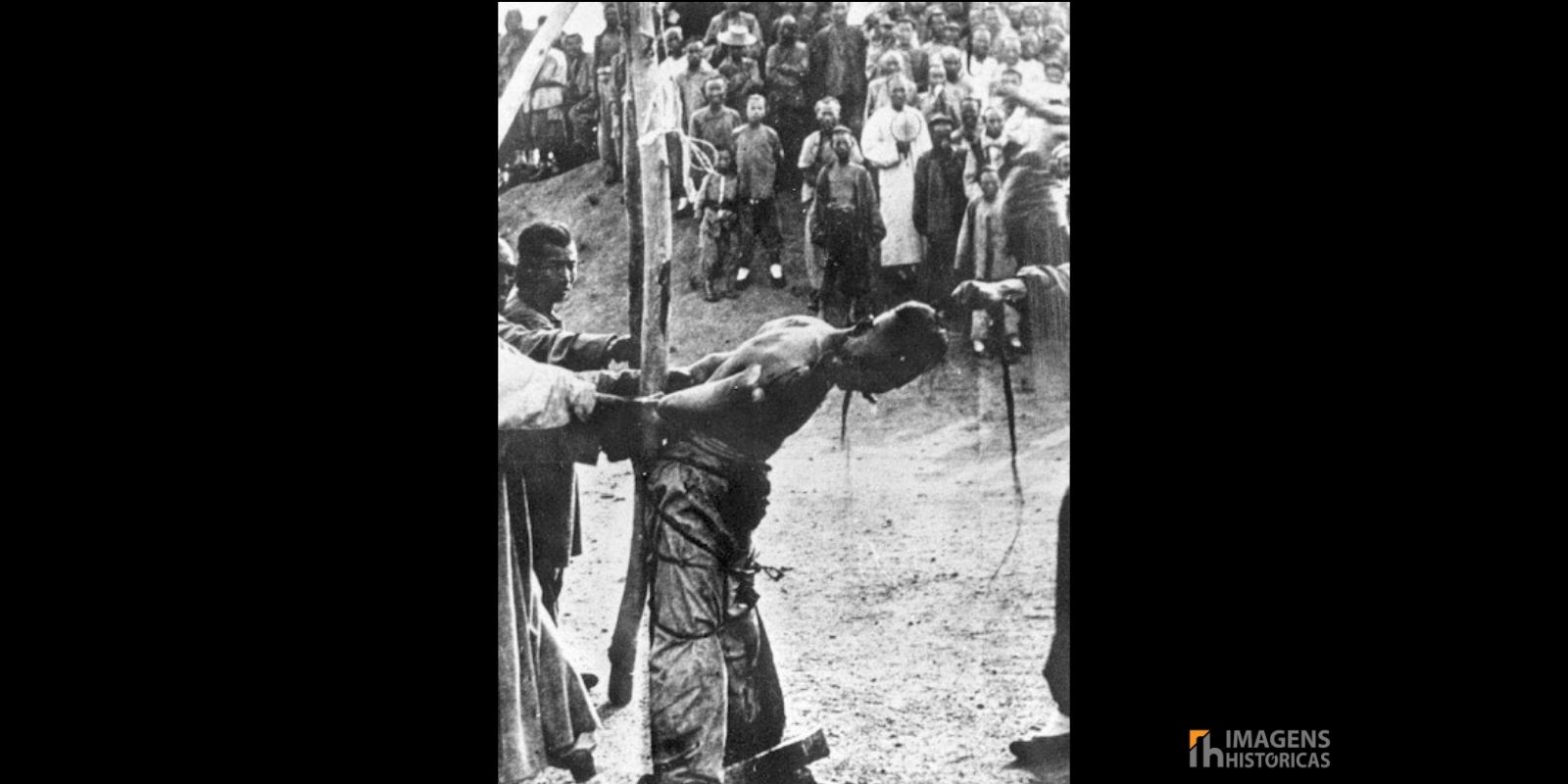 Uma imagem chocante da execução pública de um líder Boxer na China, durante a Guerra dos Boxers. Esta cena reflete a brutalidade do conflito e as severas retaliações impostas aos rebeldes. A fotografia, datada de 1900, captura um momento sombrio da história chinesa, evidenciando o destino daqueles que se opunham à presença estrangeira. Fonte: © Keystone/Getty Images