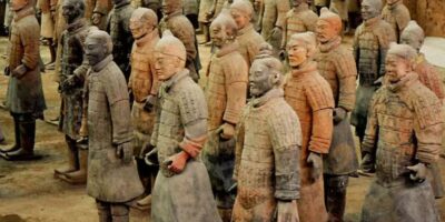 O Exército de Terracota do imperador chinês Qin Shi Huang é um testemunho monumental da ambição, poder e crenças espirituais da antiga China.