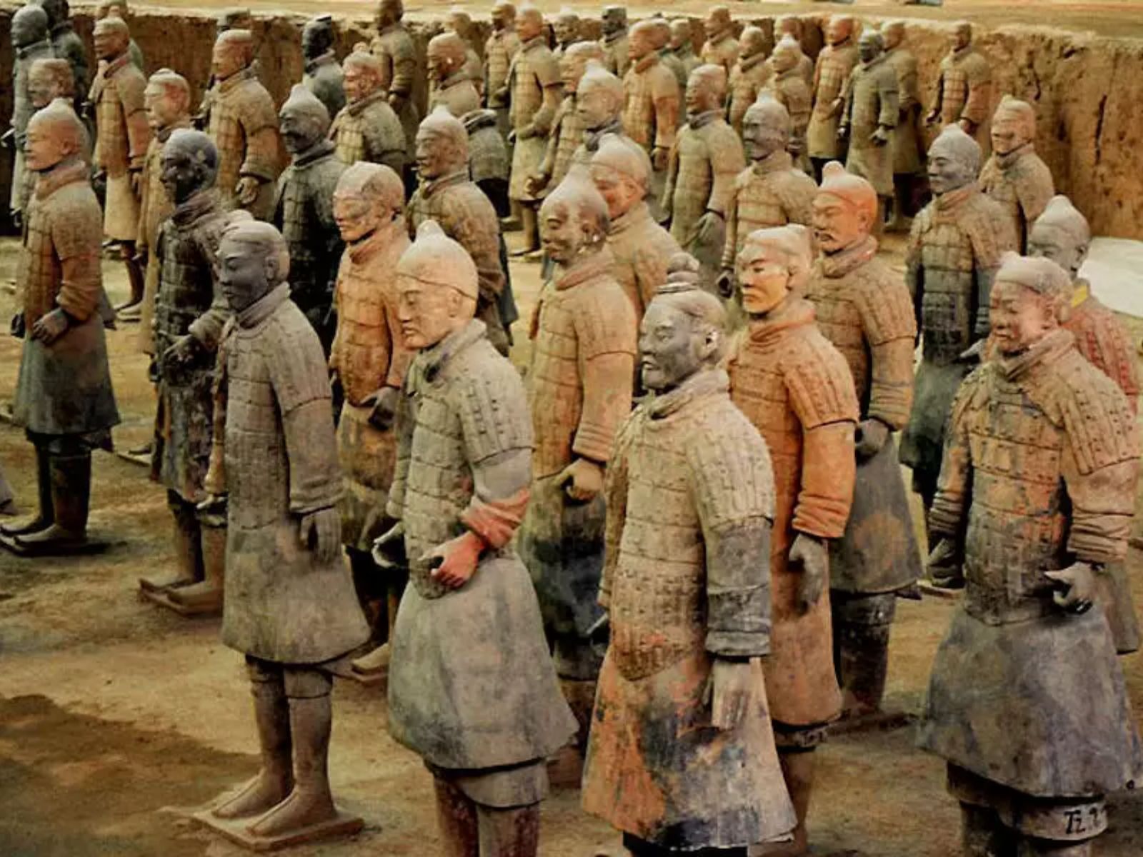 O Exército de Terracota do imperador chinês Qin Shi Huang é um testemunho monumental da ambição, poder e crenças espirituais da antiga China. O Exército de Terracota do imperador chinês Qin Shi Huang é um testemunho monumental da ambição, poder e crenças espirituais da antiga China.