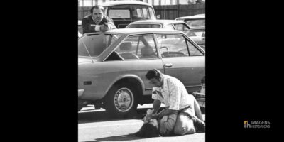 A fotografia "O Fatídico Drama Hollywoodiano", tirada por Anthony K. Roberts, foi vencedora do prêmio Pulitzer de 1974 na categoria "Fotografia Pontual". A imagem captura um momento tenso de agressão em Beverly Hills, que culminou em um disparo fatal. Fonte: Anthony K. Roberts.
