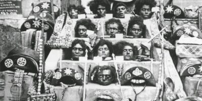 Após o confronto, as cabeças de Lampião, Maria Bonita e dos outros cangaceiros mortos foram decapitadas e levadas como troféus pelas forças policiais. As cabeças foram expostas em várias cidades do nordeste, incluindo Piranhas, Alagoas, como prova da vitória das forças volantes. Uma fotografia icônica das cabeças empilhadas se tornou um símbolo poderoso e macabro do fim do cangaço.